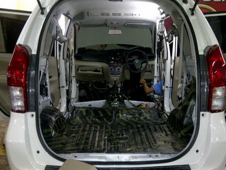 peredam mobil hasil pemasangan peredam suara mobil automat di mobil AVANZA